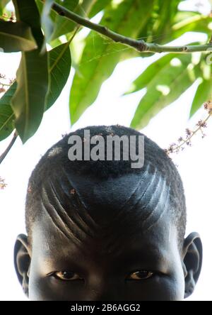 Porträt einer Mundari Stamm Frau mit scarifications auf der Stirn, Central Equatoria, Terekeka, South Sudan Stockfoto