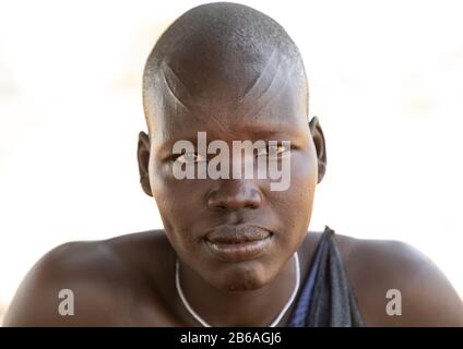 Porträt einer Mundari Stamm Frau mit scarifications auf der Stirn, Central Equatoria, Terekeka, South Sudan Stockfoto