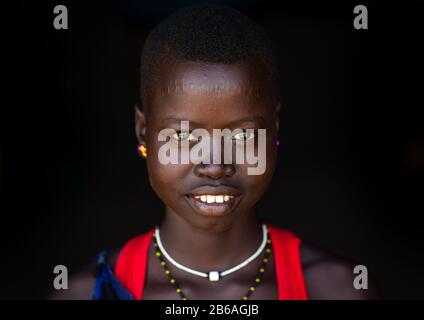 Porträt einer lächelnden jungen Frau aus Mundari, Central Equatoria, Terekeka, Südsudan Stockfoto