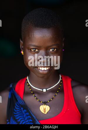 Porträt einer lächelnden jungen Frau aus Mundari, Central Equatoria, Terekeka, Südsudan Stockfoto