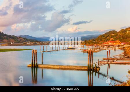 Marina und Brücke in Gold Beach, Oregon, USA um Sonnenuntergang Stockfoto