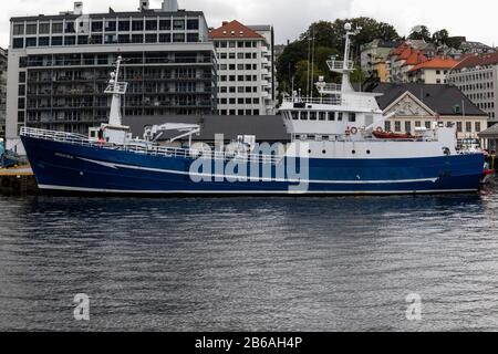 Fischereifahrzeug umgebaut, jetzt Cargo/fish oil Tanker und service Schiff Hordafor III. Im Hafen von Bergen, Norwegen. Stockfoto