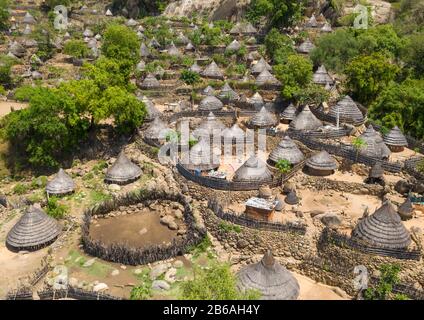 Luftbild eines traditionellen Lotuko-Stammdorfes auf dem Berg, Central Equatoria, Ilreu, Südsudan Stockfoto