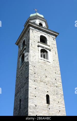 Lugano, SCHWEIZ - 6. JULI 2014: Kirchturm der Kathedrale von Saint Lawrence. Der Turm ist im Stil des Barock mit einer achteckigen Laterne verkleidet Stockfoto