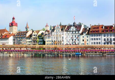 Luzerner, SCHWEIZ - 2. JULI 2014: Kapellenbrücke und Hotels am Fluss Reuss, Luzern. Die Chapel Bridge überspannt den Fluss Reuss. Stockfoto