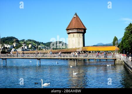 Luzerner, SCHWEIZ - 4. Juli 2014: Kapellenbrücke oder Kapellbrücke ist die älteste Holzdeckbrücke Europas. Die 170 Meter lange Brücke überspannt die Reuss Stockfoto