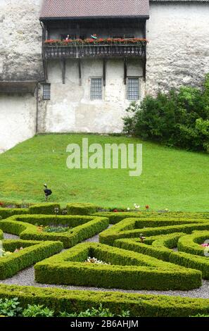 Gruyeres, SCHWEIZ - 8. JULI 2014: Garten und Balkon im Schloss Gruyeres. Das Hotel befindet sich in der mittelalterlichen Stadt Gruyeres und wurde zwischen 1270 und 1282 erbaut Stockfoto