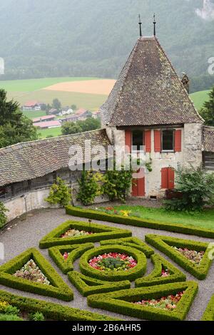 Gruyeres, SCHWEIZ - 8. JULI 2014: Gruyeres Schlossgärten und Wälle. Das Hotel befindet sich in der mittelalterlichen Stadt Gruyeres und wurde zwischen 1270 und 1282 erbaut Stockfoto