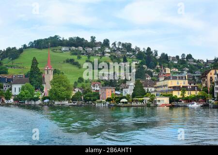 Weggis, SCHWEIZ - 4. JULI 2014: Das Beau Rivage Hotel. Ein Vier-Sterne-Hotel in der Stadt Weggis am Ufer des Vierwaldstättersee. Stockfoto