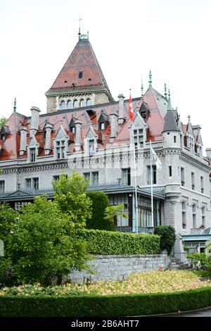 Lausanne-OUCHY, SCHWEIZ - 9. JULI 2014: Das Hotel Chateau D'Ouchy. Ursprünglich eine alte mittelalterliche Burg, wurde sie zu einem Luxushotel umgebaut. Stockfoto