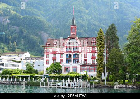 Vitznau, SCHWEIZ - 4. JULI 2014: Hotel Vitznauerhof. Die 1091 erbaute Vier-Sterne-Unterkunft ist von einem Boot am Vierwaldstättersee aus zu sehen. Stockfoto