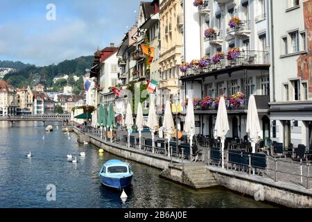 Luzerne, SCHWEIZ - 2. JULI 2014: Hotels und Restaurants am Fluss Reuss, Schweiz. Der Fluss ist der viertgrößte Fluss der Schweiz und Stockfoto