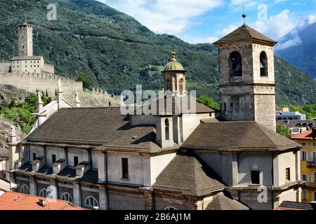 Bellinona, SCHWEIZ - 4. Juli 2014: Die Kollegiatkirche und der Torre Bianca von Castelgrande.Schweiz. Zwei von Bellinzonas berühmtesten Landmar Stockfoto