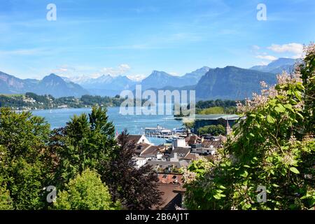 Luzerner, SCHWEIZ - 3. JULI 2014: Übersicht über Luzerner Stadt, See und Alpen. Von der Musegg-Mauer aus haben Sie einen atemberaubenden Blick auf die Stadt und den See, a Stockfoto