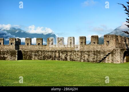 Bellinona, SCHWEIZ - 4. JULI 2014: Rasen und Wälle in Castelgrande, Bellinona. Die Festung gehört zum UNESCO-Weltkulturerbe und blickt auf die Stadt o Stockfoto