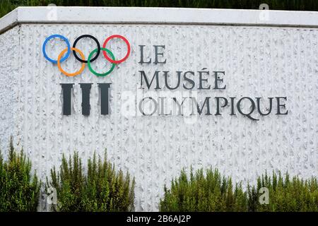 Lausanne, SCHWEIZ - 5. JULI 2014: Brunnen und Zeichen im Olympischen Museum. Das Museum hat mehr als 10.000 Stück und beherbergt über 250.000 Besucher Stockfoto