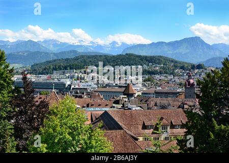 Luzerne, SCHWEIZ - 3. JULI 2014: Übersicht über Luzerne, Schweiz. Von der Musegg-Mauer aus haben Sie einen schönen blick auf die Stadt, einschließlich Kirchen, Stockfoto