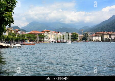 Lugano, SCHWEIZ - 5. JULI 2014: Lugano-Stadt und Küstenlinie.Die wohlhabende Stadt in der Südschweiz liegt am Ufer des Luganersee umgeben b Stockfoto