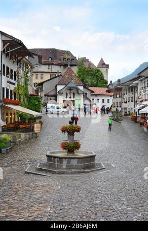 Gruyeres, SCHWEIZ - 8. JULI 2014: Die Stadt Gruyeres. Die mittelalterliche Stadt ist ein wichtiger Touristenort im oberen Tal des Saane-Flusses Stockfoto