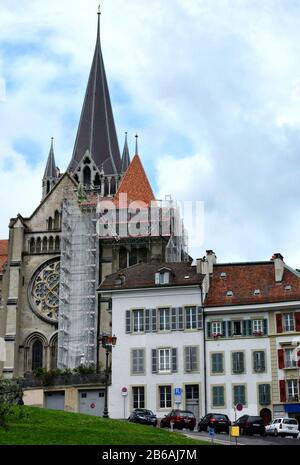 Lausanne, SCHWEIZ - 7. JULI 2014: Kathedrale Notre Dame von Lausanne. Die Kathedrale wird derzeit renoviert und ist teilweise überdeckt Stockfoto