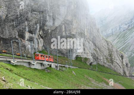 Alpnachstad, SCHWEIZ - 3. Juli 2014: Die Pilatus-Bahn, die steilste Zahnradbahn der Welt, nähert sich dem Gipfel des Pilatus, wie er aus dem hervorgeht Stockfoto