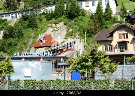 Alpnachstad, SCHWEIZ - 3. Juli 2014: Die Pilatus-Bahn, die steilste Zahnradbahn der Welt, bringt Passagiere zum Gipfel des Mt. Pilatus mit sp Stockfoto