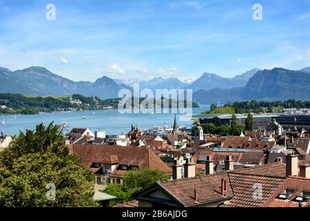 Luzerner, SCHWEIZ - 3. JULI 2014: Übersicht über Luzerner Stadt, See und Alpen. Von diesem Aussichtspunkt aus können Sie den Vierwaldstättersee, die City Central und die Stadt sehen Stockfoto