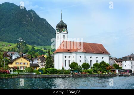 Beckenried, SCHWEIZ - 4. JULI 2014: St.-Heinrich-Kirche in Beckenried am Ufer des Vierwaldstättersee. Beckenried ist eine Stadt im Kanton Nidwald Stockfoto