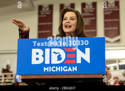 09. März 2020 - Detroit, Michigan, USA - Michigan-Gouverneur GRETCHEN WHITMER spricht während einer "Get Out the Vote Rally" für den ehemaligen Vizepräsidenten Joe Biden an der Renaissance High School. Die primäre und die in fünf anderen Bundesstaaten von Michigan werden morgen, den 10. März, angefochten werden. (Credit Image: © Brian Cahn/ZUMA Wire) Stockfoto