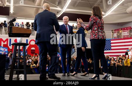 09. März 2020 - Detroit, Michigan, USA - Vizepräsident JOE BIDEN wird von Senator CORY BOOKER, Senator KAMALA HARRIS und dem Gouverneur von Michigan GRETCHEN WHITMER während einer "Get Out the Vote Rally" an der Renaissance High School auf die Bühne begrüßt. Die primäre und die in fünf anderen Bundesstaaten von Michigan werden morgen, den 10. März, angefochten werden. (Credit Image: © Brian Cahn/ZUMA Wire) Stockfoto