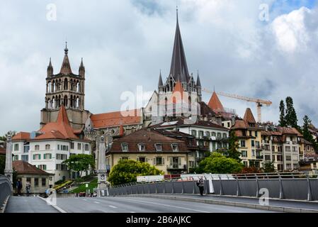 Lausanne, SCHWEIZ - 7. JULI 2014: Über der Stadt erhebt sich die Kathedrale Notre Dame von Lausanne. Die Kathedrale wird derzeit renoviert Stockfoto