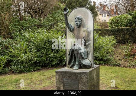 Alice Durch Die Aussehende Glasstatue. Zeigt Alice, die durch das aussehende Glas greift und in das Unbekannte wagt. Stockfoto