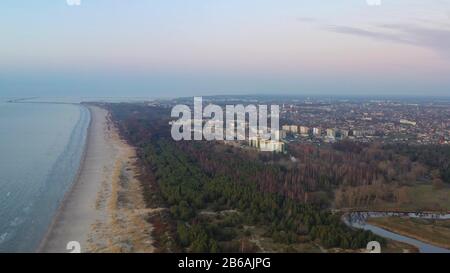 Luftbild der Stadt Liepaja mit seitlichem Meer Stockfoto