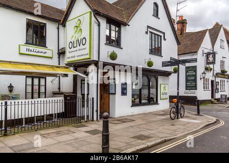 Das Restaurant Olivo, ursprünglich der alte Dispensary, war Guildfords erstes medizinisches Zentrum, das 1860 eröffnet wurde. Guildford, Surrey, England. Stockfoto