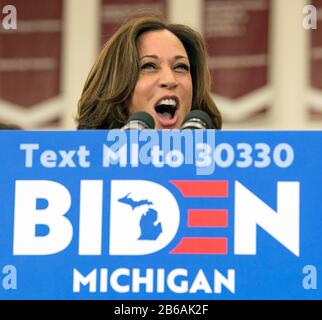 Detroit, Michigan, USA. März 2020. US-Senator KAMALA HARRIS (D-CA), der zuvor Vizepräsident Joe Biden für den präsidenten unterstützt hatte, spricht während einer "Get Out the Vote Rally" für Mr. Biden an der Renaissance High School. Die primäre und die in fünf anderen Bundesstaaten von Michigan werden morgen, den 10. März, angefochten. Credit: Brian Cahn/ZUMA Wire/Alamy Live News Stockfoto