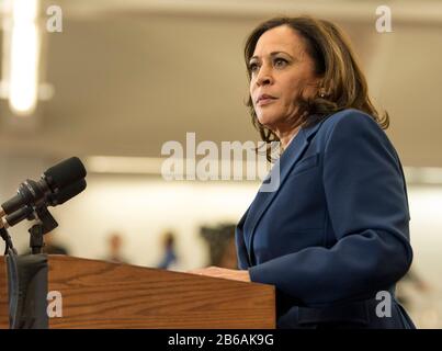 Detroit, Michigan, USA. März 2020. US-Senator KAMALA HARRIS (D-CA), der zuvor Vizepräsident Joe Biden für den präsidenten unterstützt hatte, spricht während einer "Get Out the Vote Rally" für Mr. Biden an der Renaissance High School. Die primäre und die in fünf anderen Bundesstaaten von Michigan werden morgen, den 10. März, angefochten. Credit: Brian Cahn/ZUMA Wire/Alamy Live News Stockfoto