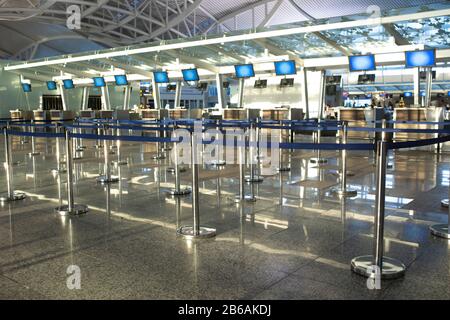 Leerer Check-In-Schalter am Flughafenterminal. Stockfoto