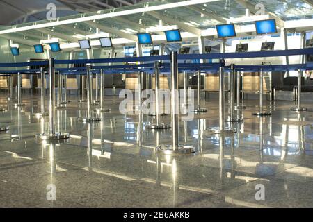 Leerer Check-In-Schalter am Flughafenterminal. Stockfoto