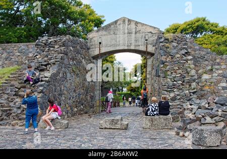 Porton de Campo, Tor der Altstadt, Stein, Zugbrücke aus Holz, Barrio Historico, Menschen, Südamerika; UNESCO-Stätte; Colonia del Sacramento; Uruguay; summe Stockfoto