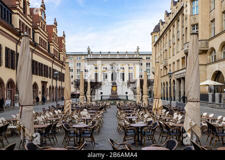 Leipzig, 03-09-2020 Naschmarkt mit altem Rathaus und alter Börse / Restaurants warten auf den Frühling Stockfoto