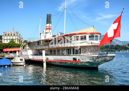 Luzerne, SCHWEIZ - 3. JULI 2014: Das Restaurant Wilhelm Tell. Am Vierwaldstättersee ist der jahrhundertealte Raddampfer dauerhaft verankert und ein erstes c Stockfoto