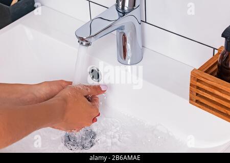 Frau wäscht die Hände aus der Nähe. Stockfoto