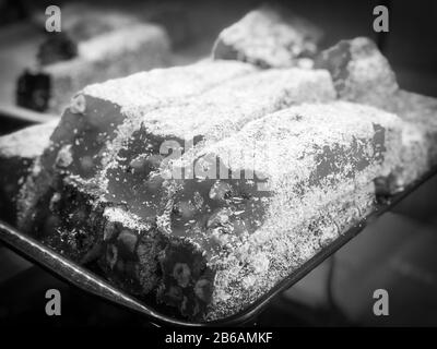 Vielfalt an türkischen Köstlichkeiten mit Nüssen, Pistazien, Samen & getrockneten Früchten Stockfoto