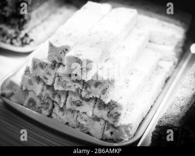 Vielfalt an türkischen Köstlichkeiten mit Nüssen, Pistazien, Samen & getrockneten Früchten Stockfoto