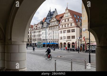 Leipzig, Deutschland, 03-09-2020 Nordseite des Marktes mit der alten Waage und anderen historischen Gebäuden Stockfoto