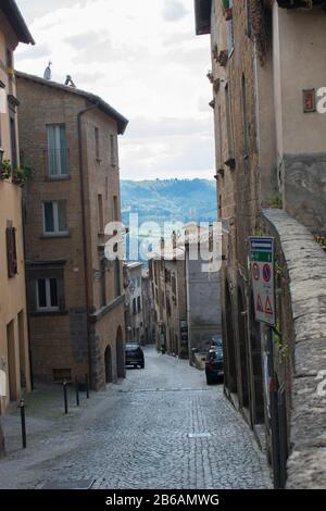 Orvieto/Italien - 19. April 2019: Enge, steile Straße in Orvieto, Umbrien Stockfoto