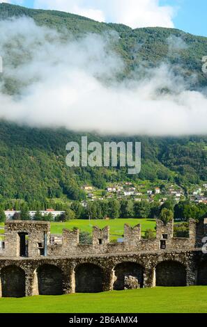 Bellinona, SCHWEIZ - 4. JULI 2014: Rasen und Wälle in Castelgrande, Bellinona. Die Festung gehört zum UNESCO-Weltkulturerbe und blickt auf die Stadt o Stockfoto