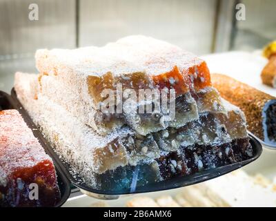 Vielfalt an türkischen Köstlichkeiten mit Nüssen, Pistazien, Samen & getrockneten Früchten Stockfoto