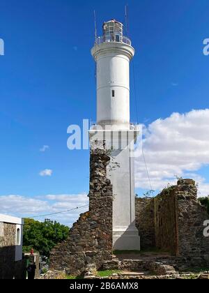 Weißer Leuchtturm, El Faro, 1850er Jahre, maritimes Leuchtfeuer, inmitten von Steinruinen, Kloster San Francisco aus dem 17. Jahrhundert, Barrio Historico, UNESCO, Südamerika; Stockfoto