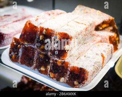 Vielfalt an türkischen Köstlichkeiten mit Nüssen, Pistazien, Samen & getrockneten Früchten Stockfoto